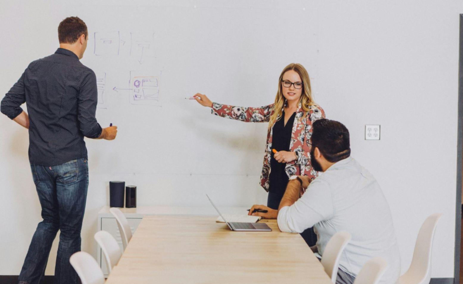 Espace de travail organisé pour l'apprentissage financier