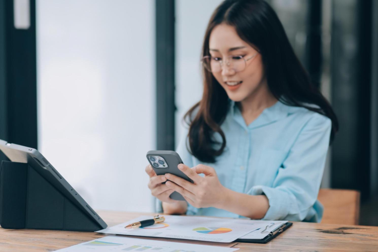 Préparation d'un calendrier financier avec documents et ordinateur portable